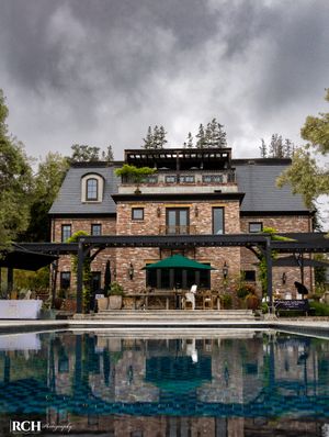 uxury retreat venue photographed for Clean Living Magazine by Raymond C. Hansell Photography.