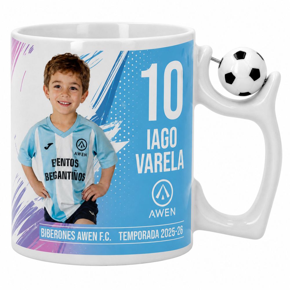 Taza de fútbol personalizada con la imagen de un niño con camiseta número 10, llamado Iago Varela, con asa en forma de balón de fútbol