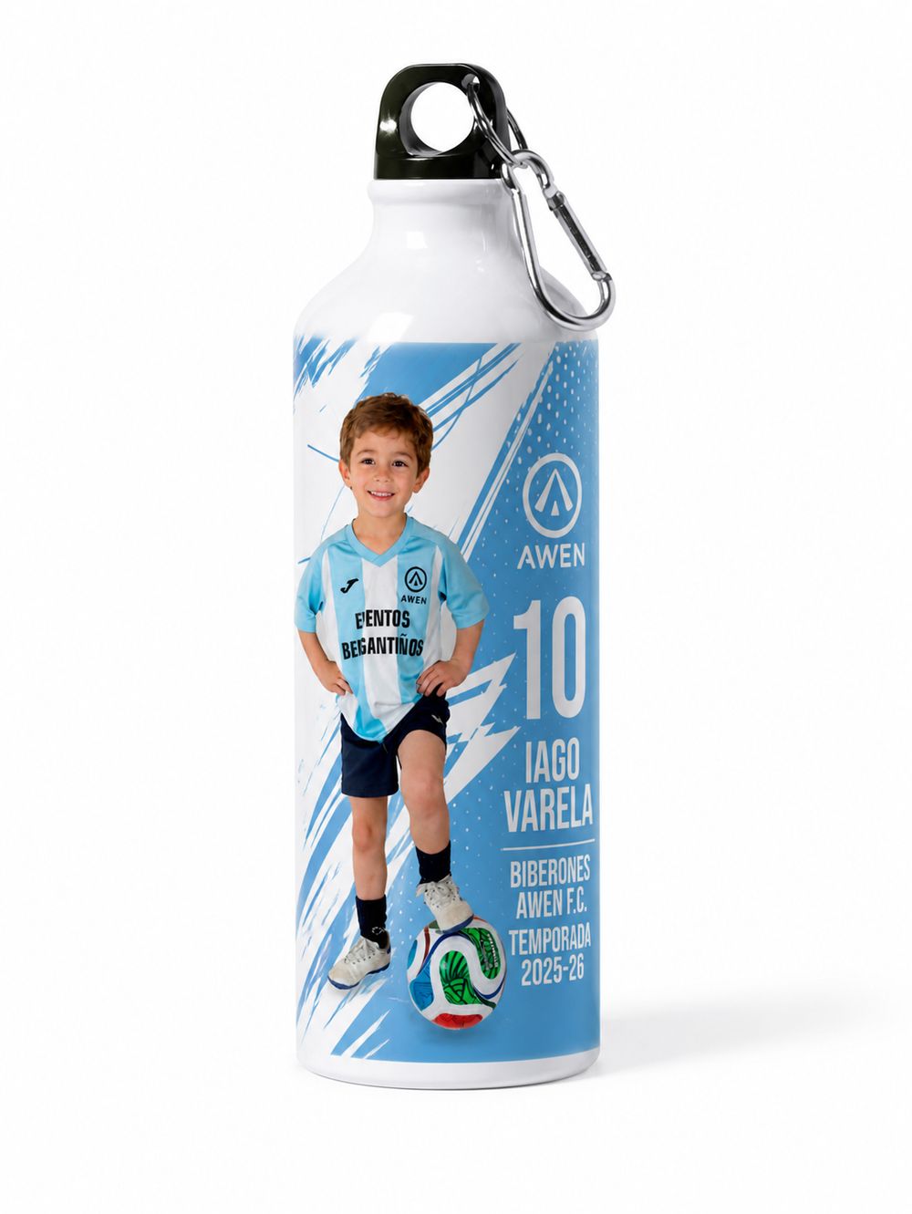 Botella de agua infantil personalizada con la imagen de un niño con camiseta de fútbol azul, número 10, nombre Iago Varela, Awen FC