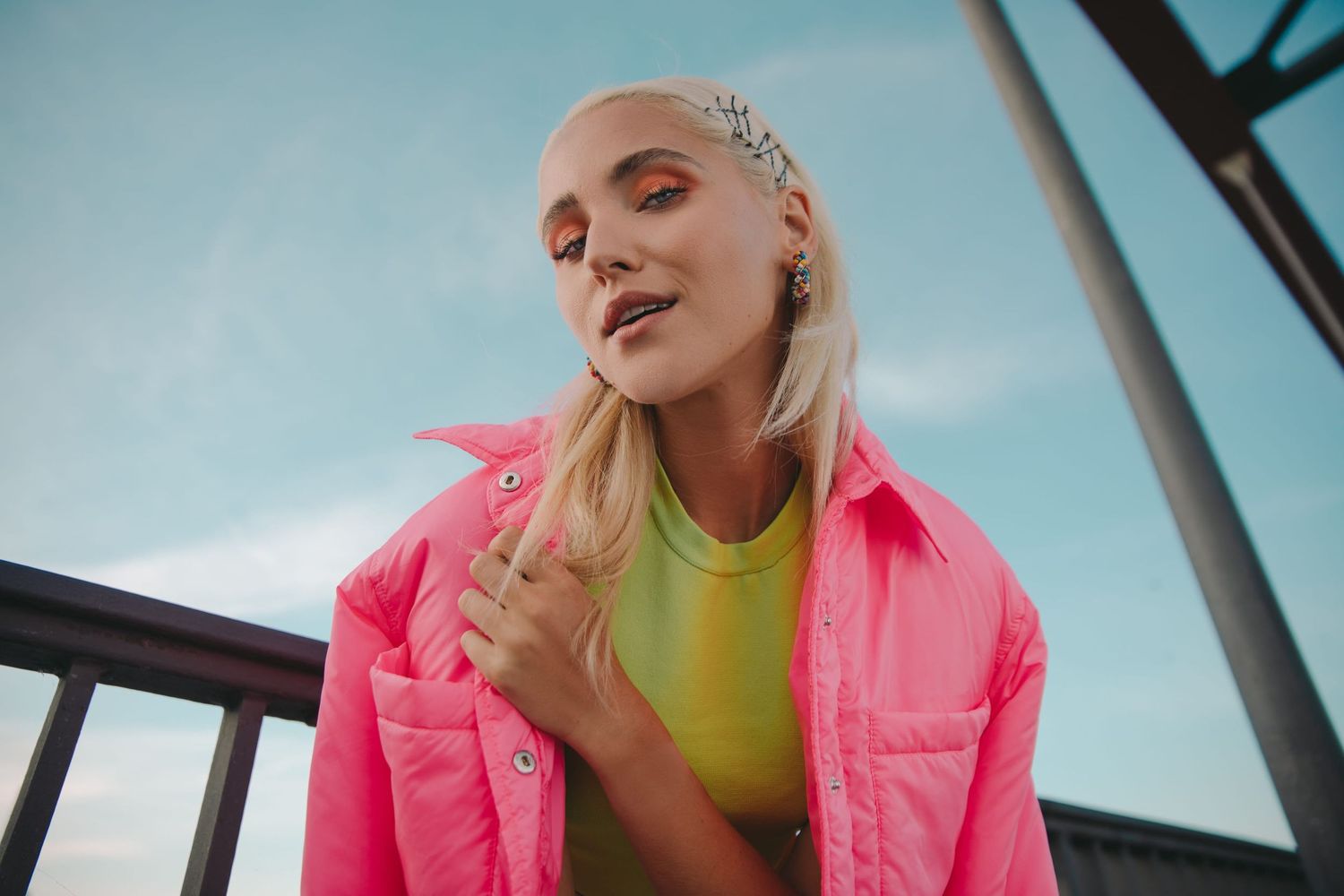 IL Photography Portraitfotografie Maike pink puffer jacket