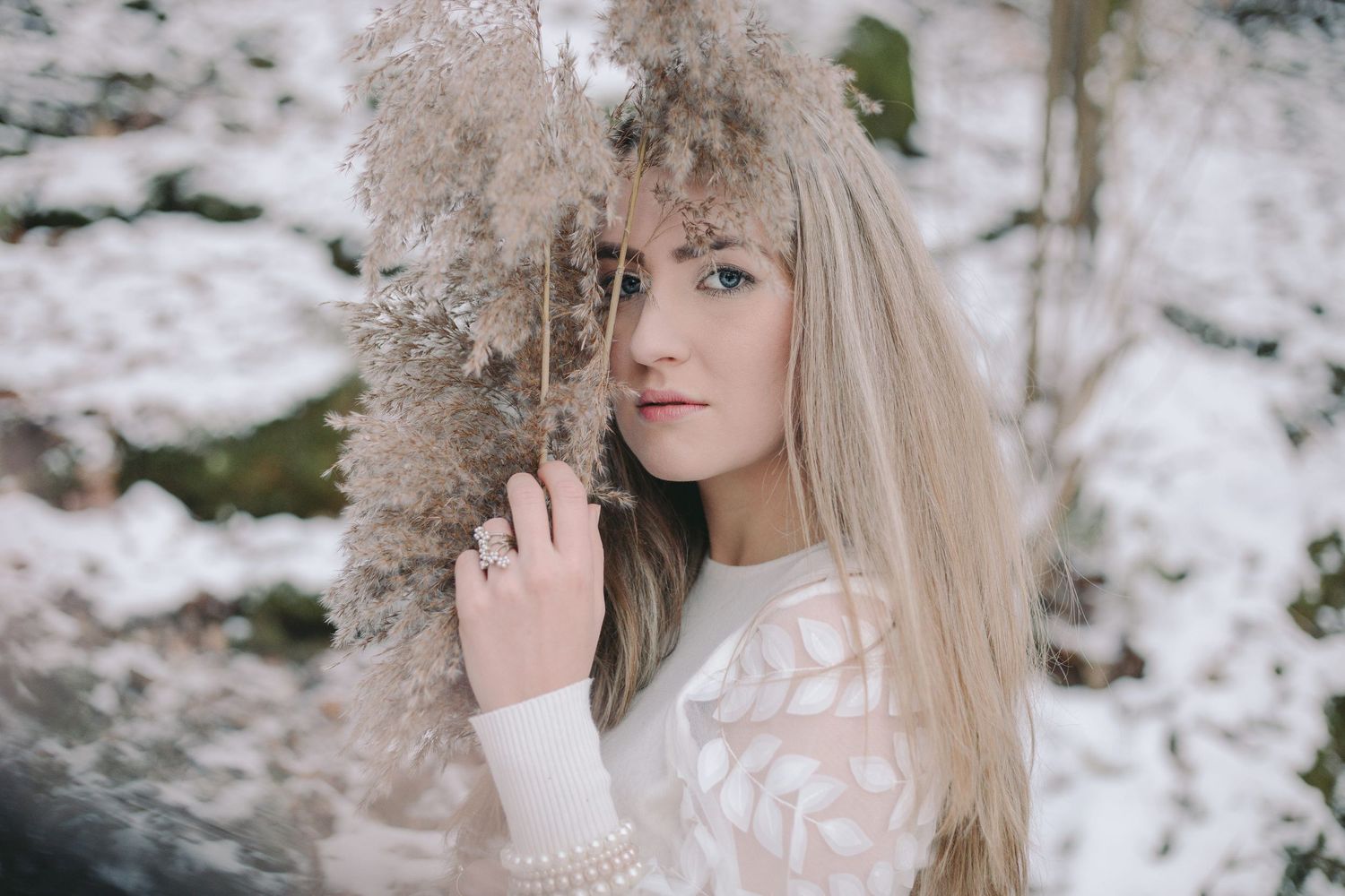 IL Photography Portraitfotografie Nadja snow grass