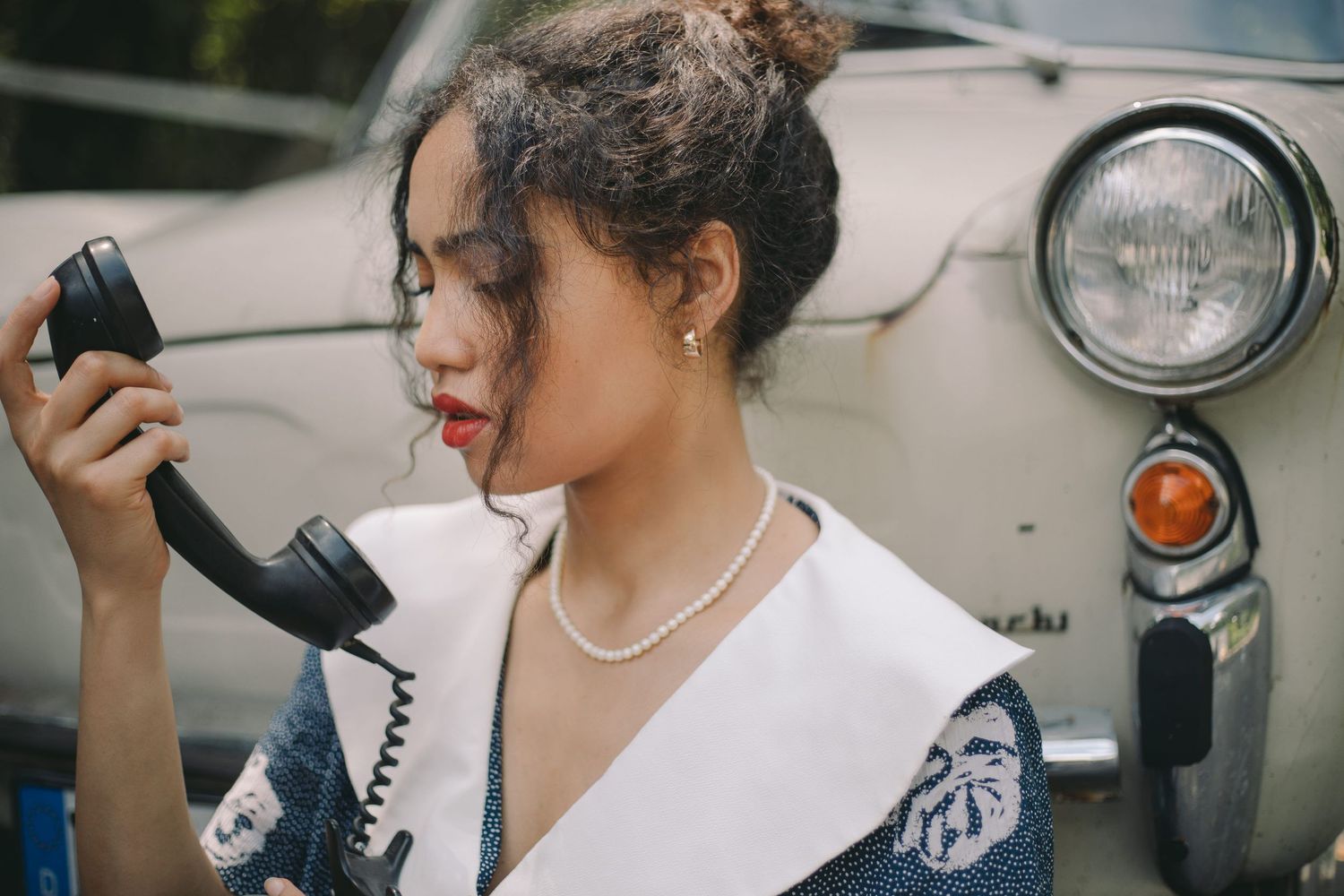 IL Photography Portraitfotografie Sarah car phone