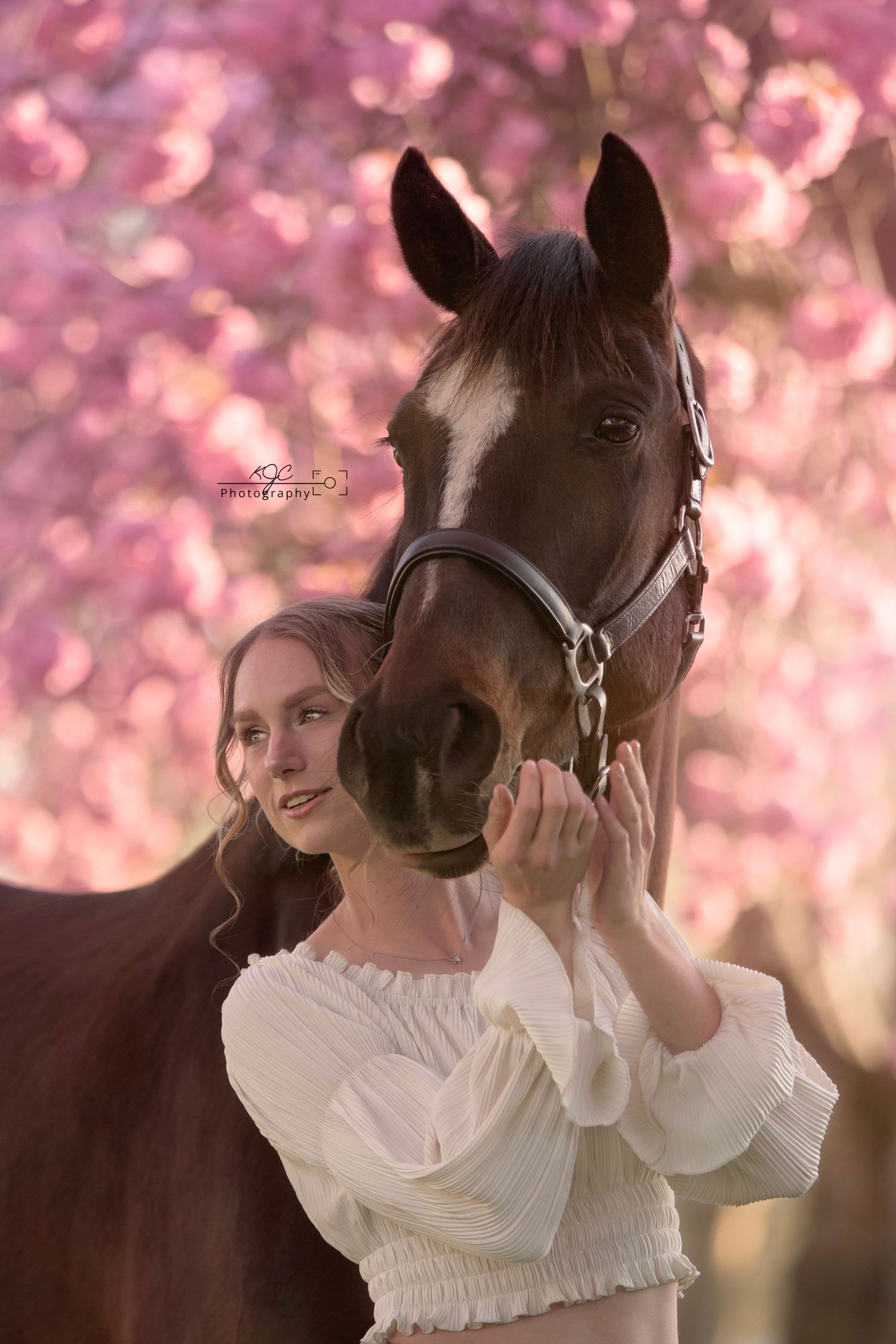 Poseren tijdens fotoshoot met je paard onder de bloesembomen