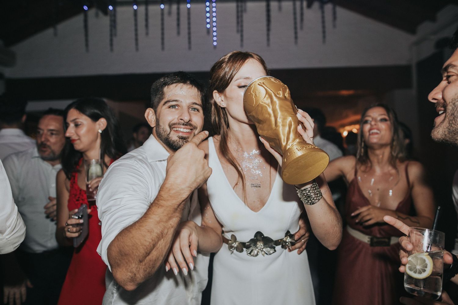 Pareja de novios en la pista de baile teniendo un trago en un vaso de copa del mundo, Un recuerdo fotográfico para un fotoiman