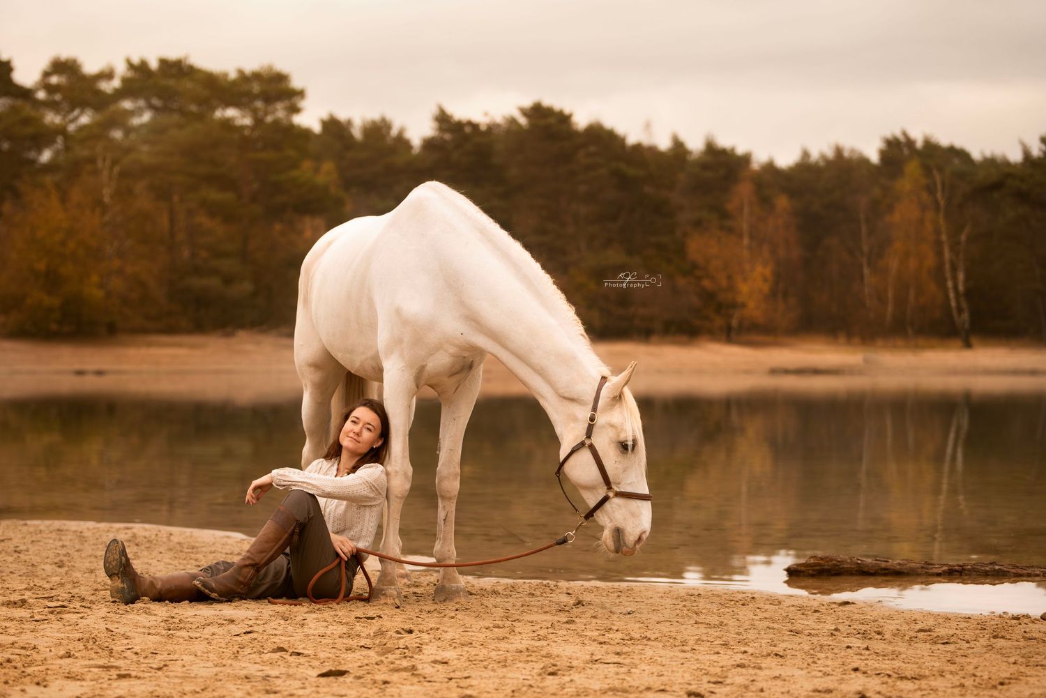 Paarden fotoshoot in Nederland: romantische portretten op locatie die de band vastleggen.