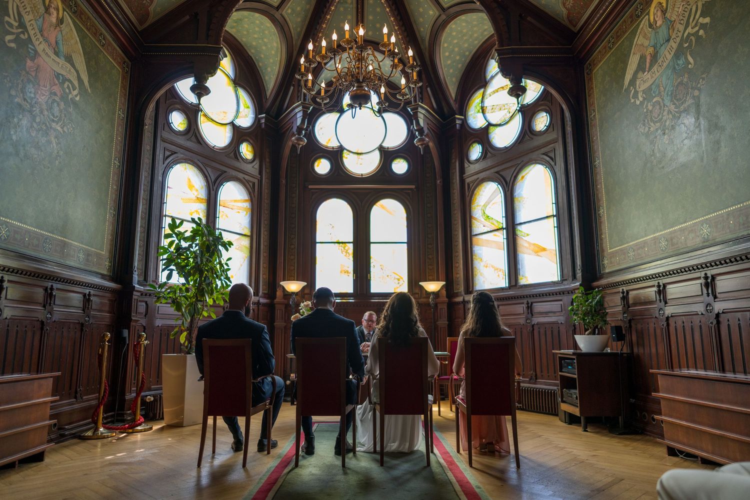 Hochzeitsfotograf Standesamt Neukölln Berlin – Blick auf Gäste im festlichen Trausaal