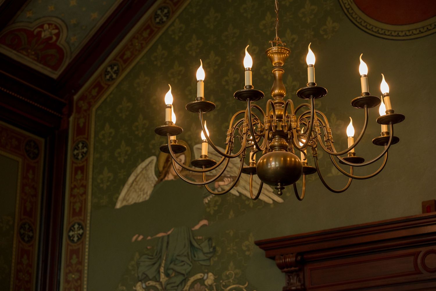 Hochzeitsfotograf Standesamt Neukölln Berlin – Detail Kronleuchter im historischen Trausaal