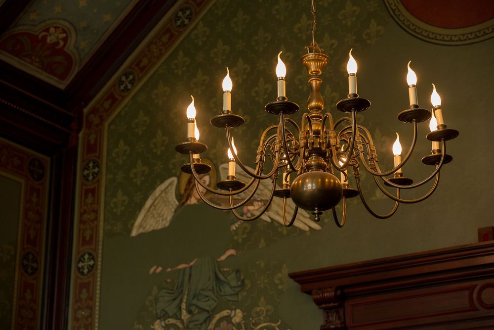 Hochzeitsfotograf Standesamt Neukölln Berlin – Detail Kronleuchter im historischen Trausaal
