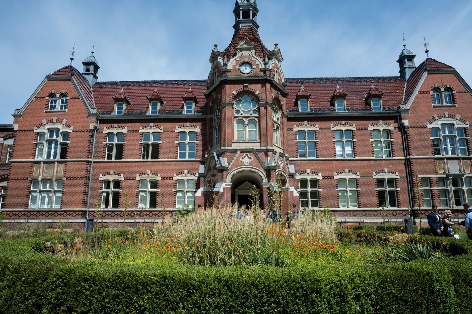 Hochzeitsfotograf Neukölln Berlin – Außenansicht historisches Rathaus Neukölln