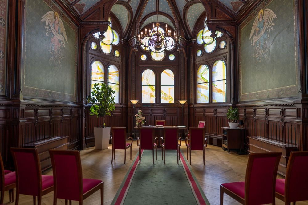 Hochzeitsfotograf Standesamt Neukölln Berlin – Stühle und historischer Saal vor Trauung