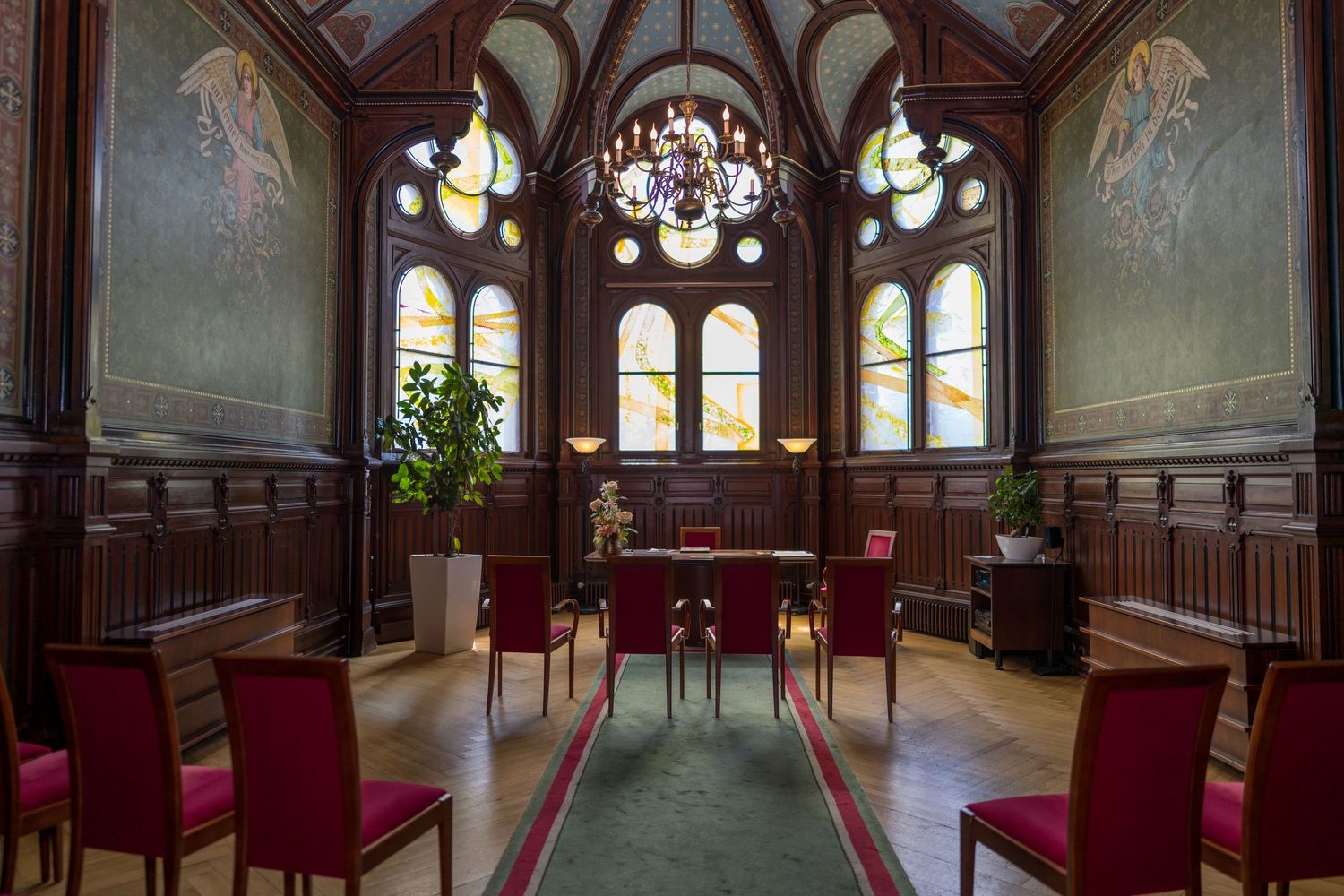 Hochzeitsfotograf Standesamt Neukölln Berlin – Stühle und historischer Saal vor Trauung