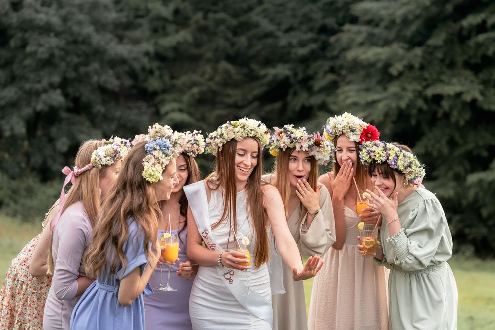 Wieczór panieński w Beskidach, Dobra, przyjaciółki z drinkami, sesja w boho stylu, naturalne i pełne emocji ujęcia fotograficzne.