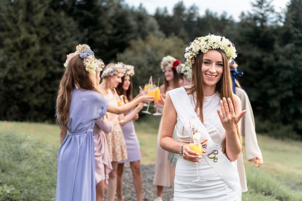 Sesja wieczoru panieńskiego w Beskidach, Dobra, przyjaciółki pozują z drinkami, boho styl sesji, zabawa i spontaniczne momenty.