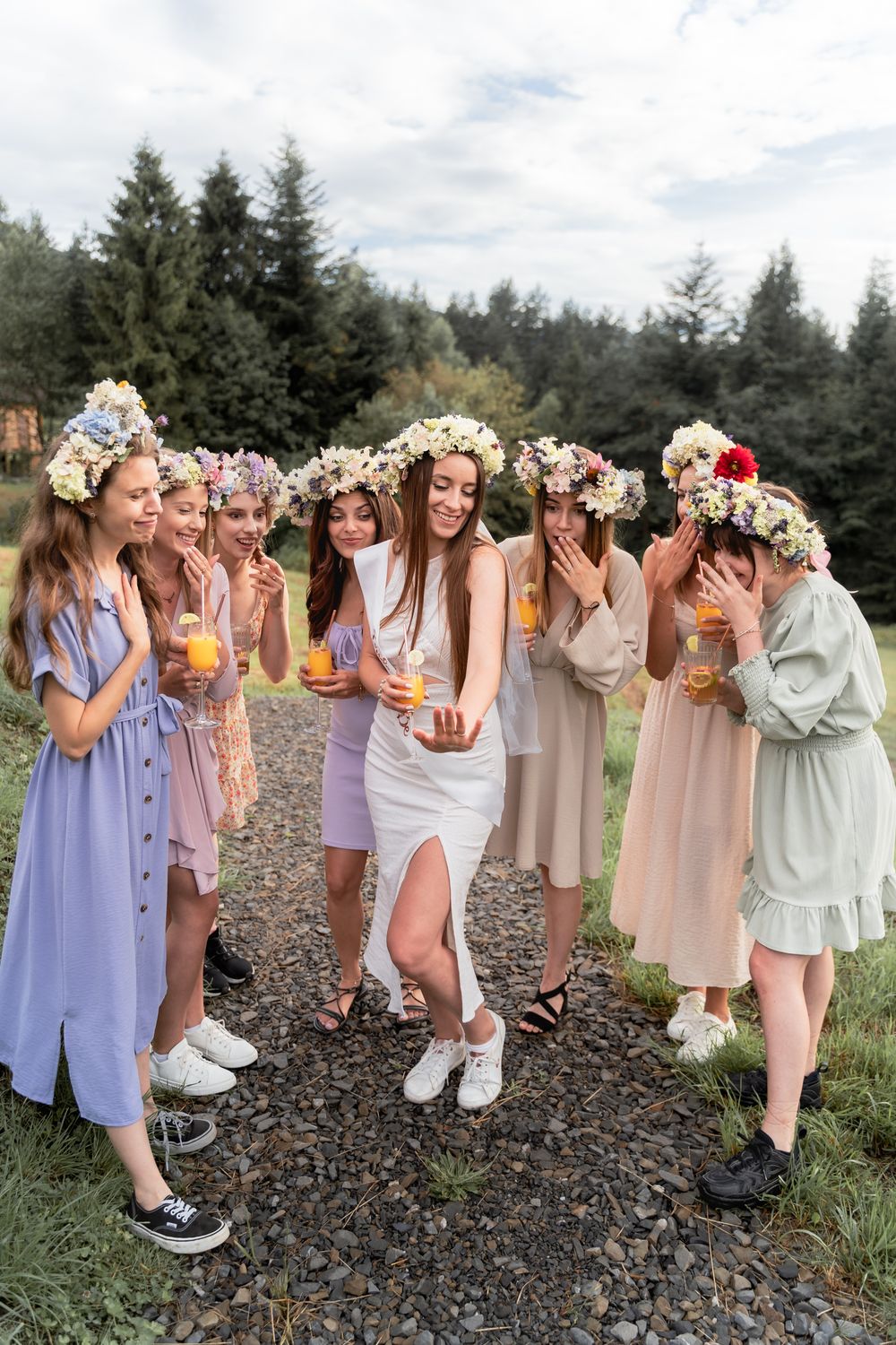 Boho styl sesji wieczoru panieńskiego w Beskidach, Dobra, przyjaciółki pozują z drinkami, radosne i naturalne kadry fotograficzne.