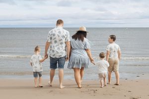 family portraits Parlee Beach, Shediac New Brunswick family photographer lifestyle photos near me mini session packages seasonal photography