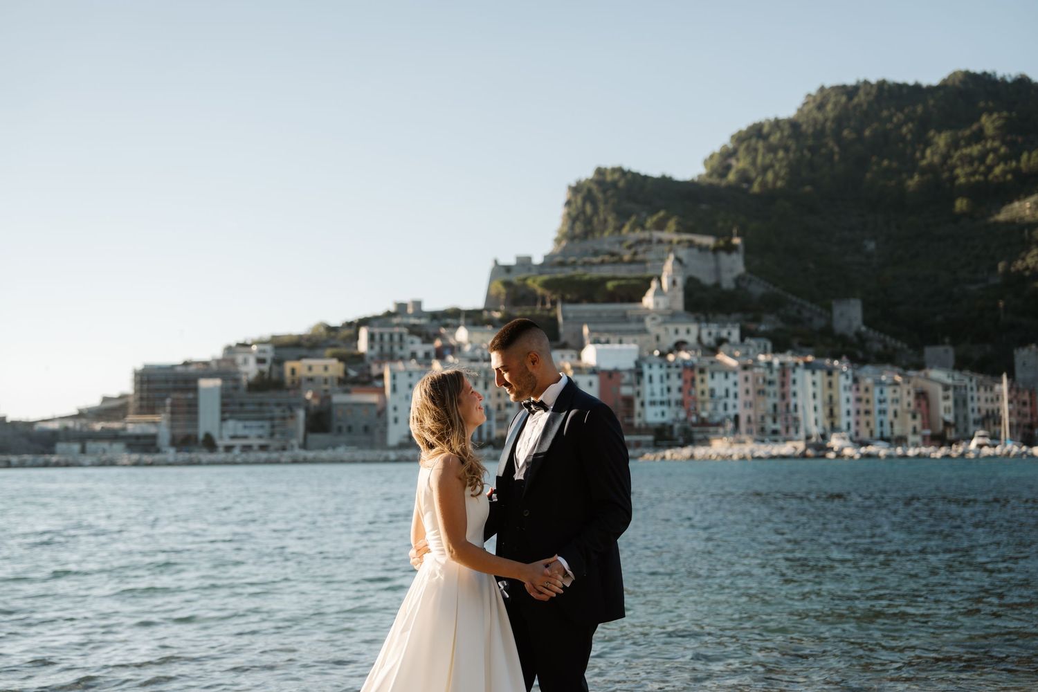 Servizio fotografico di coppia in mezzo al bosco durante il loro matrimonio a Fivizzano alla location Convento del Carmine