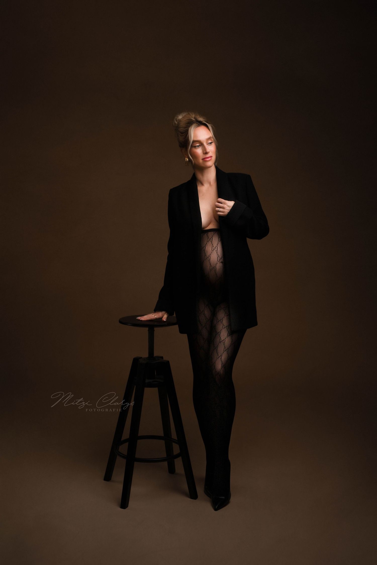 Vogue stijl zwangerschapsshoot met blazer en panty in studio Zeeland