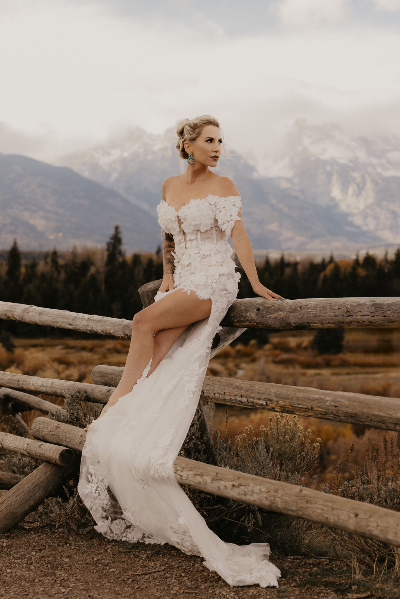 A bride in a flowing white veil poses gracefully against the iconic Eiffel Tower backdrop in black and white.