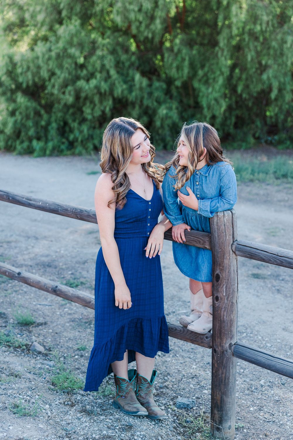 Capture genuine connections with a relaxed family photography session—natural smiles, timeless portraits, and lasting memories.