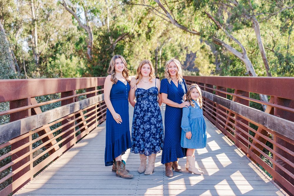 Capture genuine connections with a relaxed family photography session—natural smiles, timeless portraits, and lasting memories.