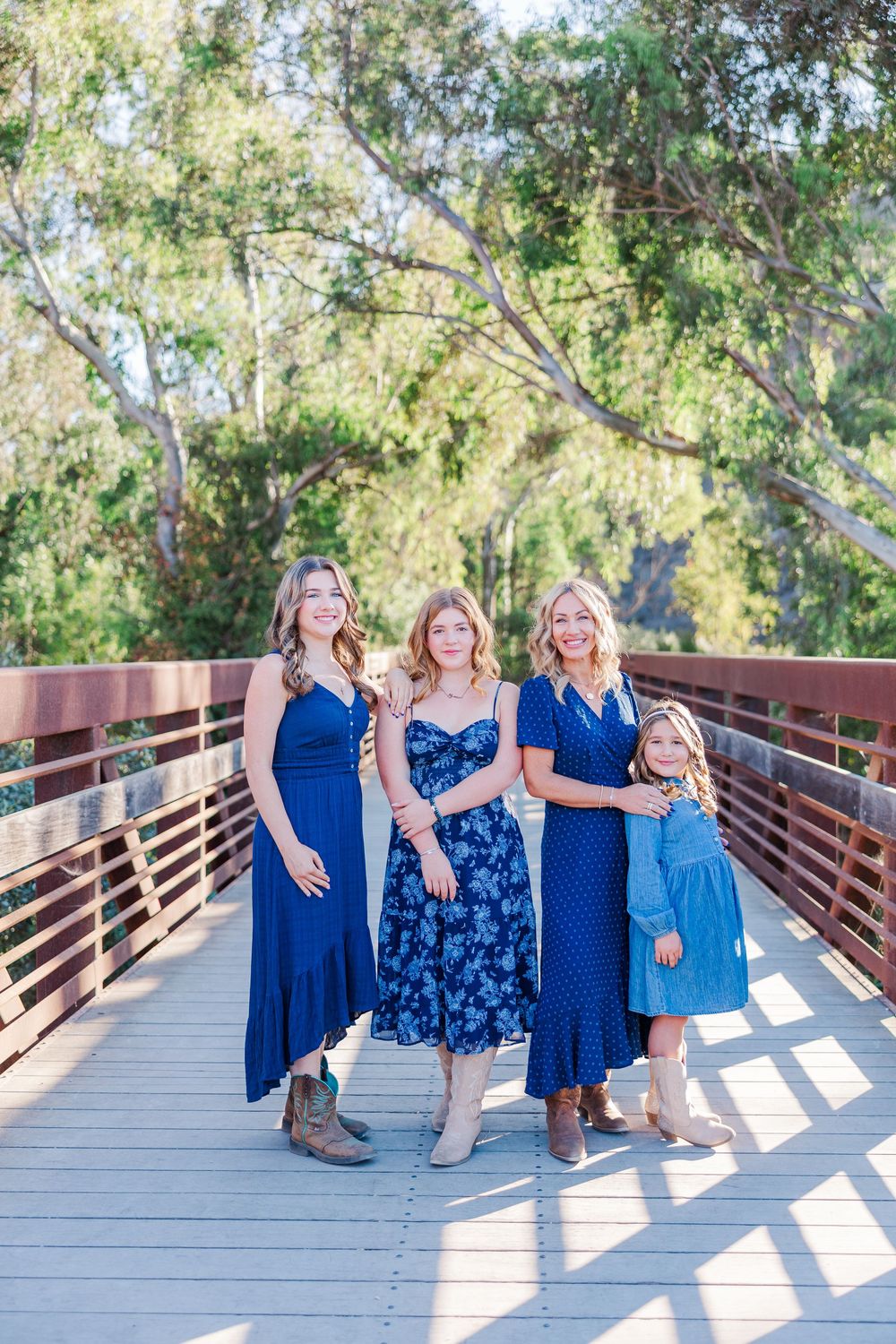 Capture genuine connections with a relaxed family photography session—natural smiles, timeless portraits, and lasting memories.