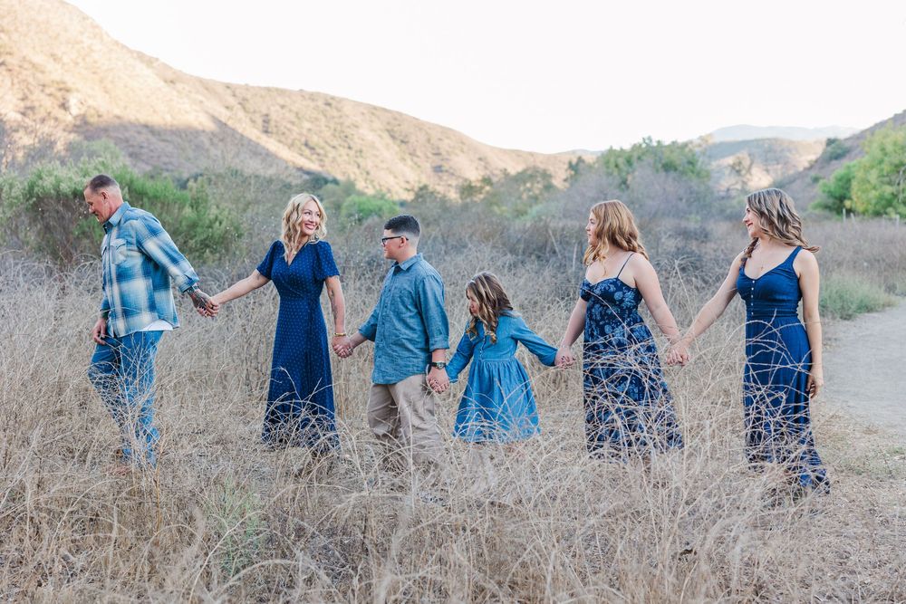 Capture genuine connections with a relaxed family photography session—natural smiles, timeless portraits, and lasting memories.