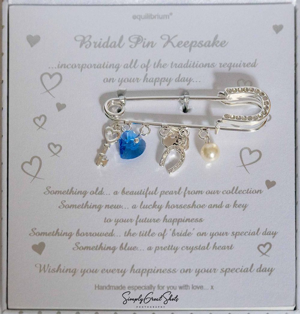 Southcrest Manor a brides keepsake, something old, something new, something borrowed, something blue is captured by a wedding photographer