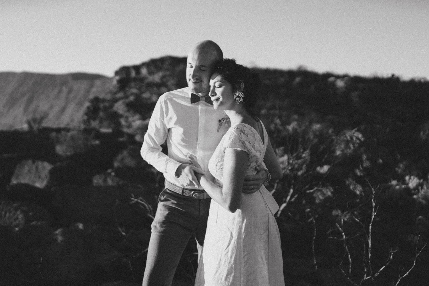 Couple profitant d’un instant romantique au sommet d’une montagne, lumière dorée