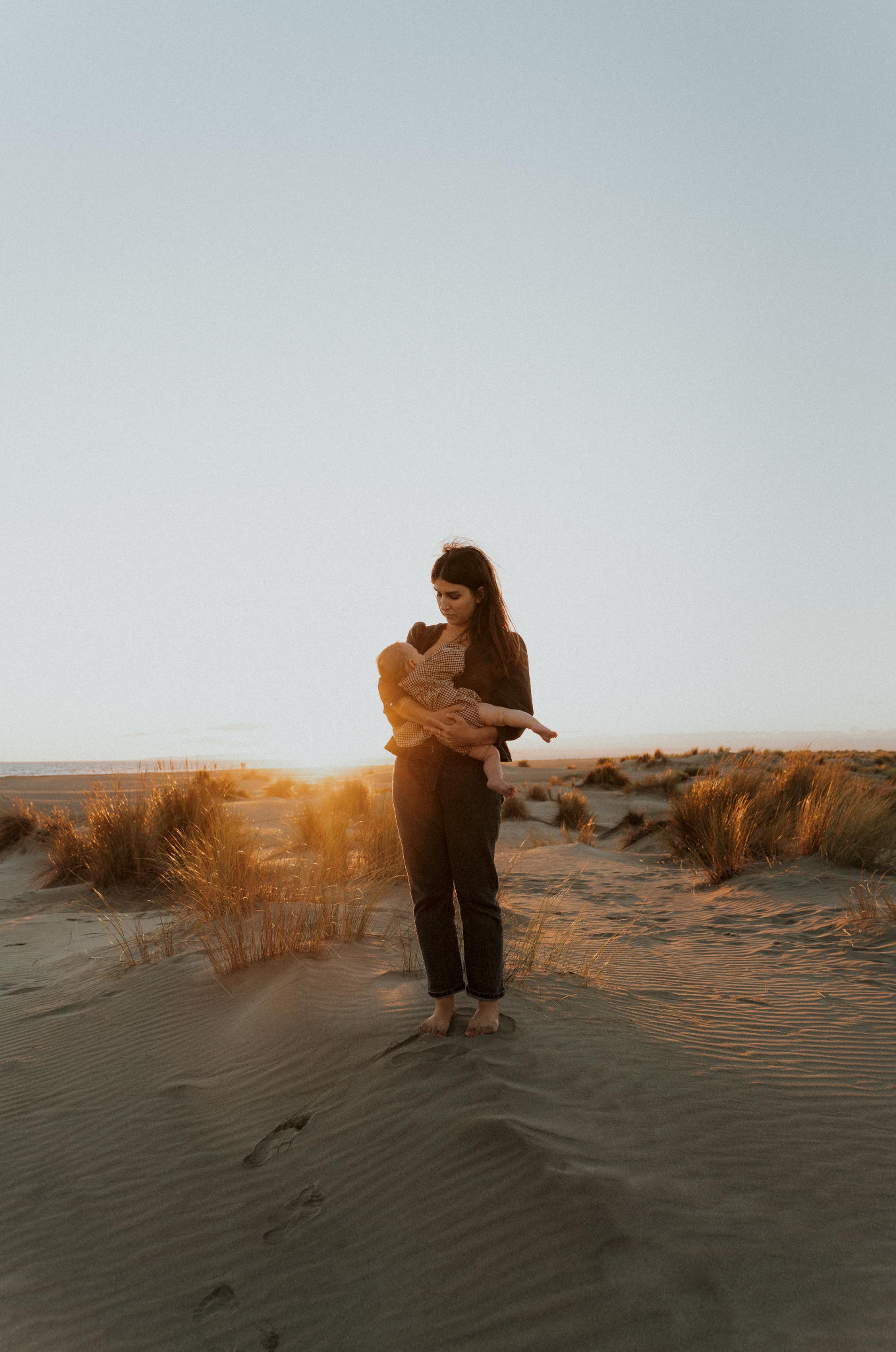 shooting photo au coucher de soleil les pieds dans le sable