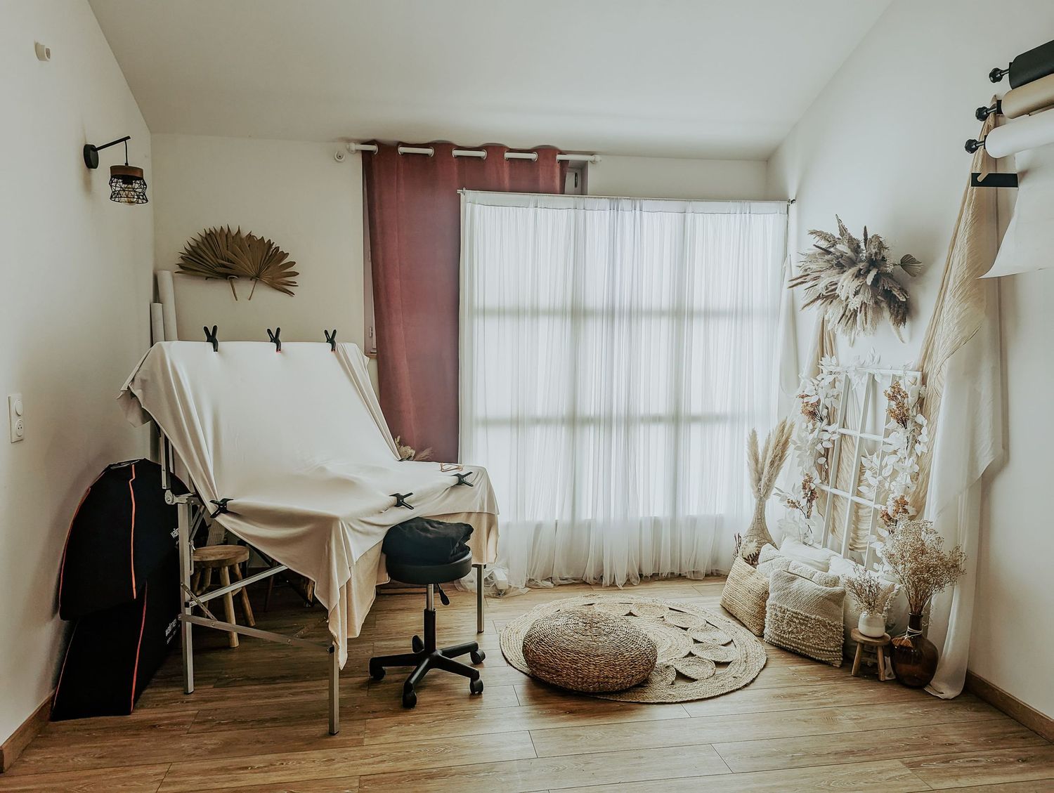 Décor bohème du studio photo à Villers Saint Barthélémy avec une lumière continue pour les séances bébé