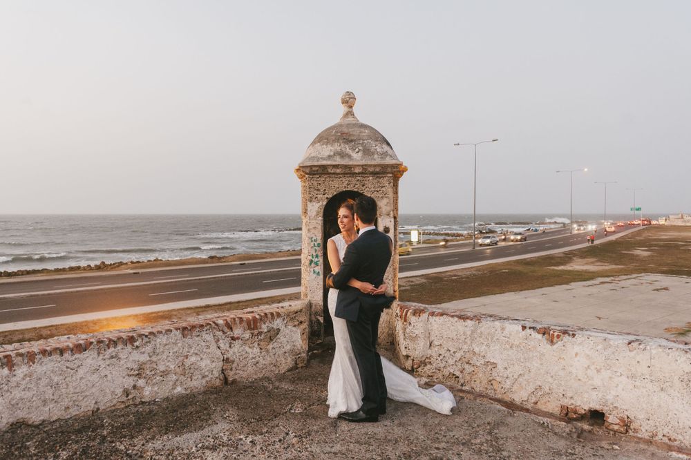 newlyweds standing in Cartagena.