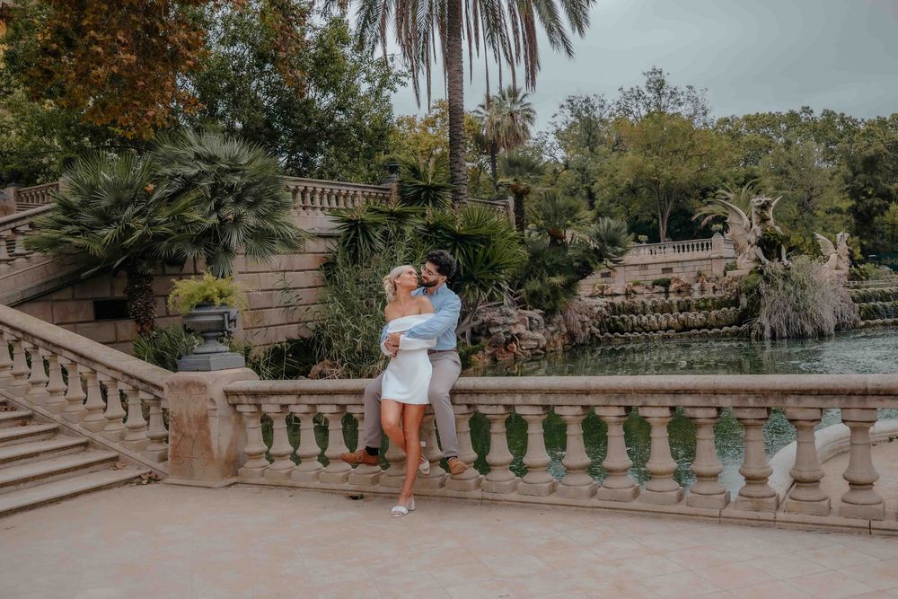 Natural couples photoshoot Barcelona focusing on soft details.