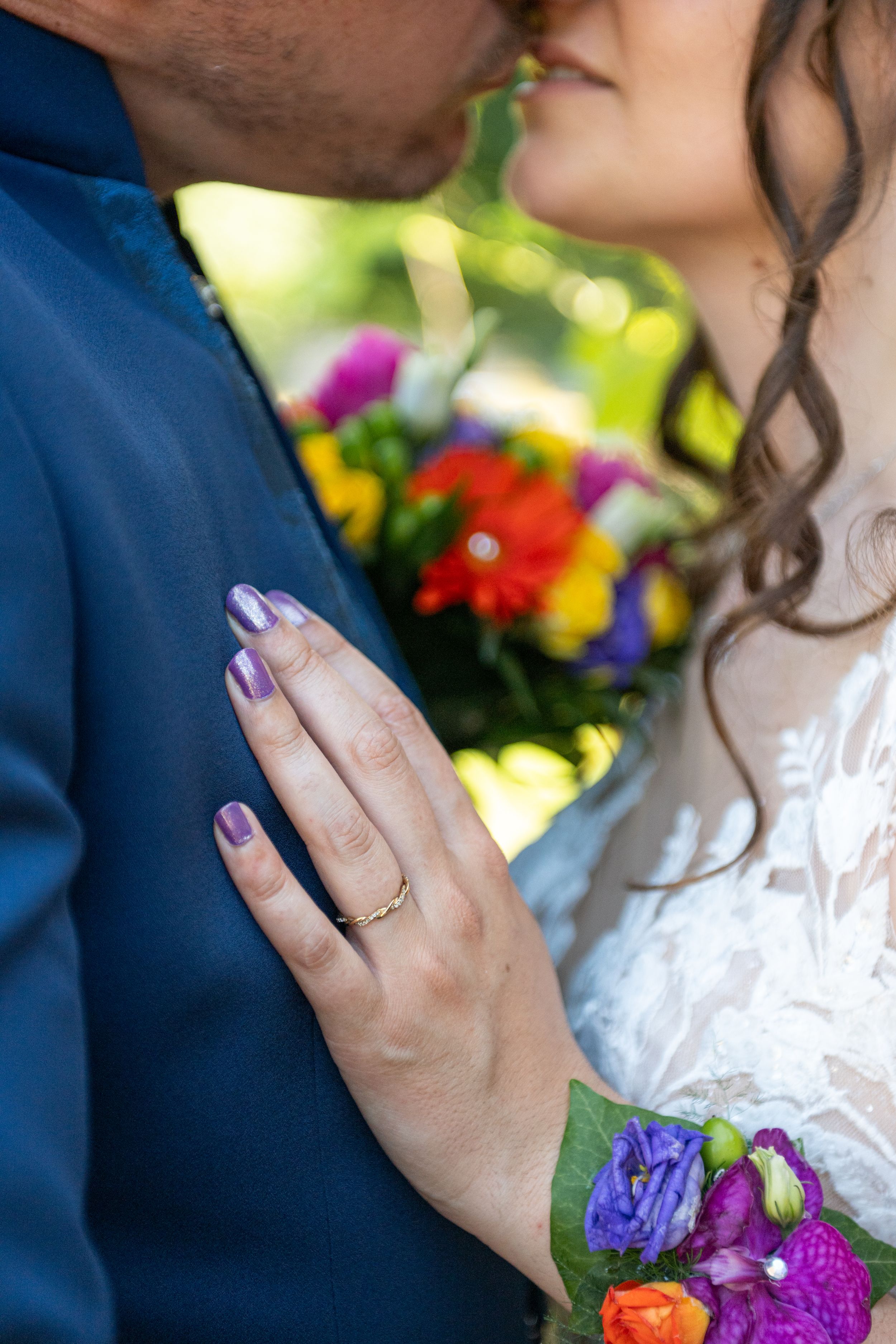 Photographe mariage Bourg-en-Bresse, Ain, Rhône, Jura, Saône-et-Loire. Inspiration mariage. photo de couple de mariés naturelle