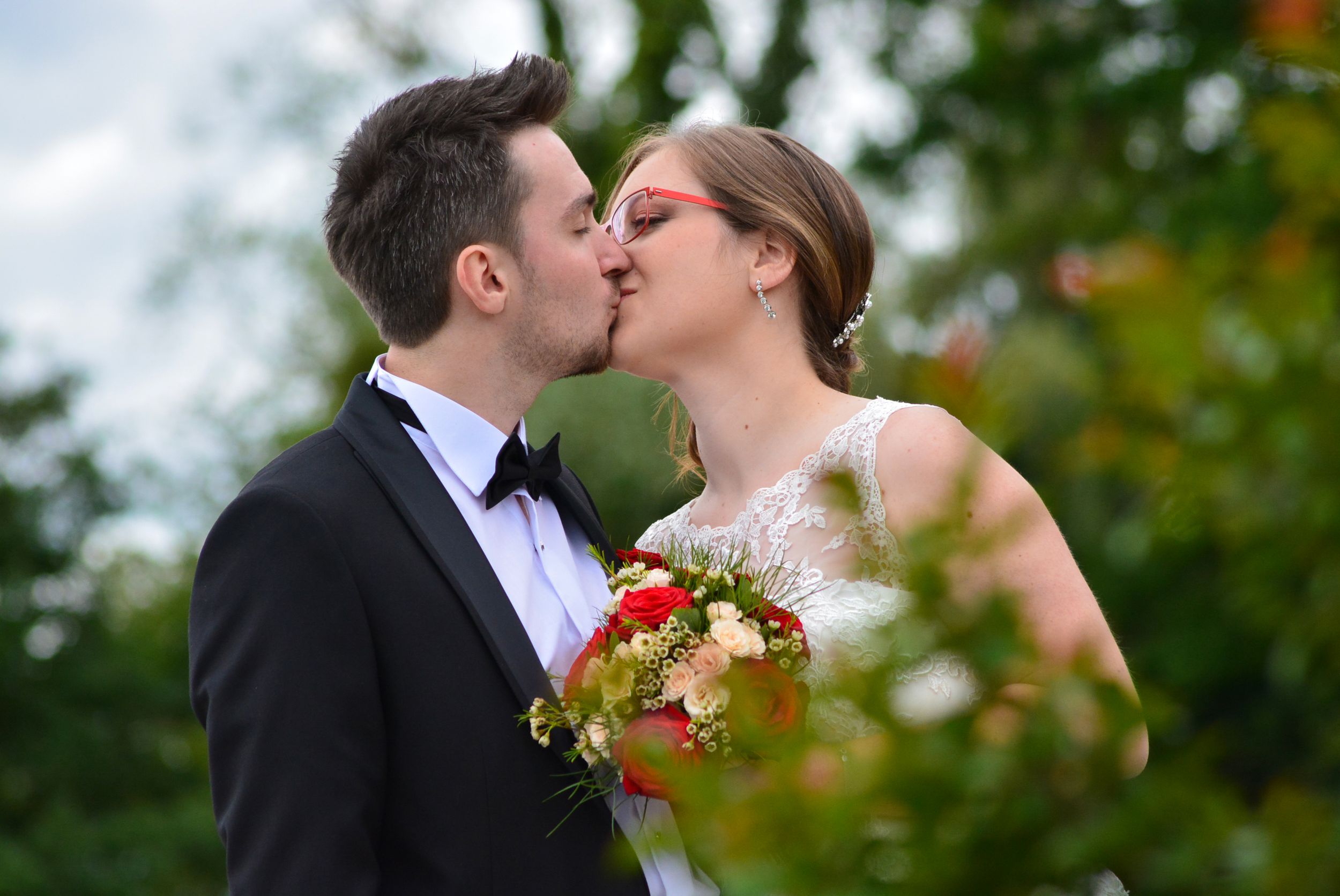 Photographe mariage Bourg-en-Bresse, Ain, Rhône, Jura, Saône-et-Loire. Inspiration mariage. photo de couple de mariés naturelle