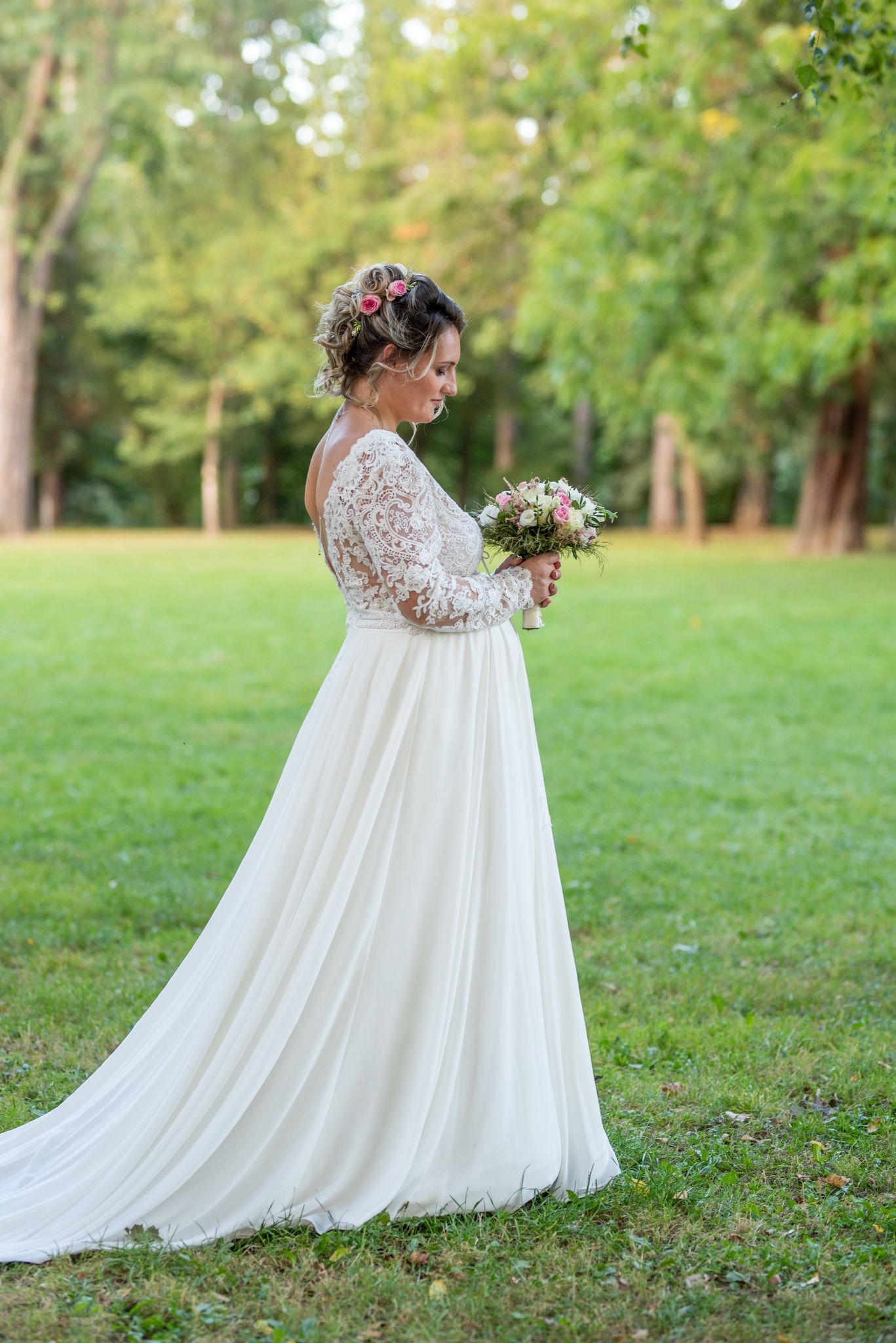 Photographe mariage Bourg-en-Bresse, Ain, Rhône, Jura, Saône-et-Loire. Inspiration mariage. photo de couple de mariés naturelle