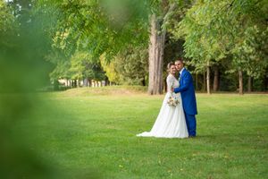 Photographe mariage Bourg-en-Bresse, Ain, Rhône, Jura, Saône-et-Loire. Inspiration mariage. photo de couple de mariés naturelle