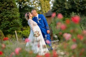 Photographe mariage Bourg-en-Bresse, Ain, Rhône, Jura, Saône-et-Loire. Inspiration mariage. photo de couple de mariés naturelle
