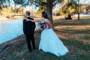 Lakeside wedding photography sequence with natural scenery and water backdrop.wedding photography st louis