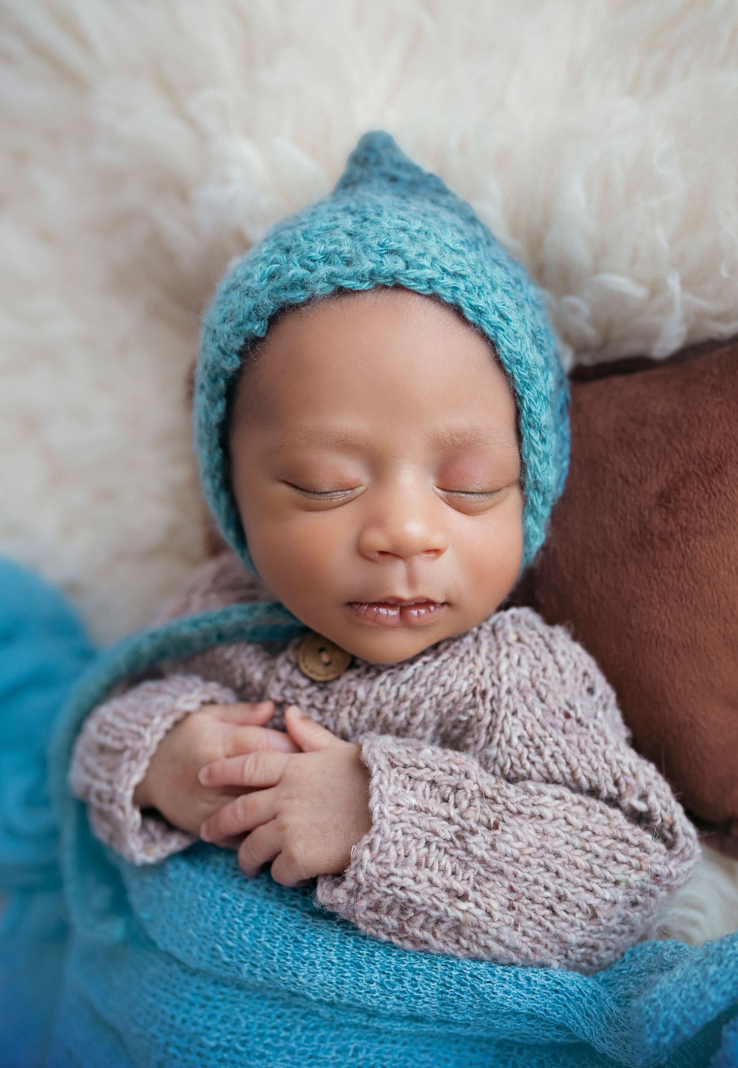 bebe duermiendo fotografia cercana bebe con gorrito y manta azul Fotografa en Ponce