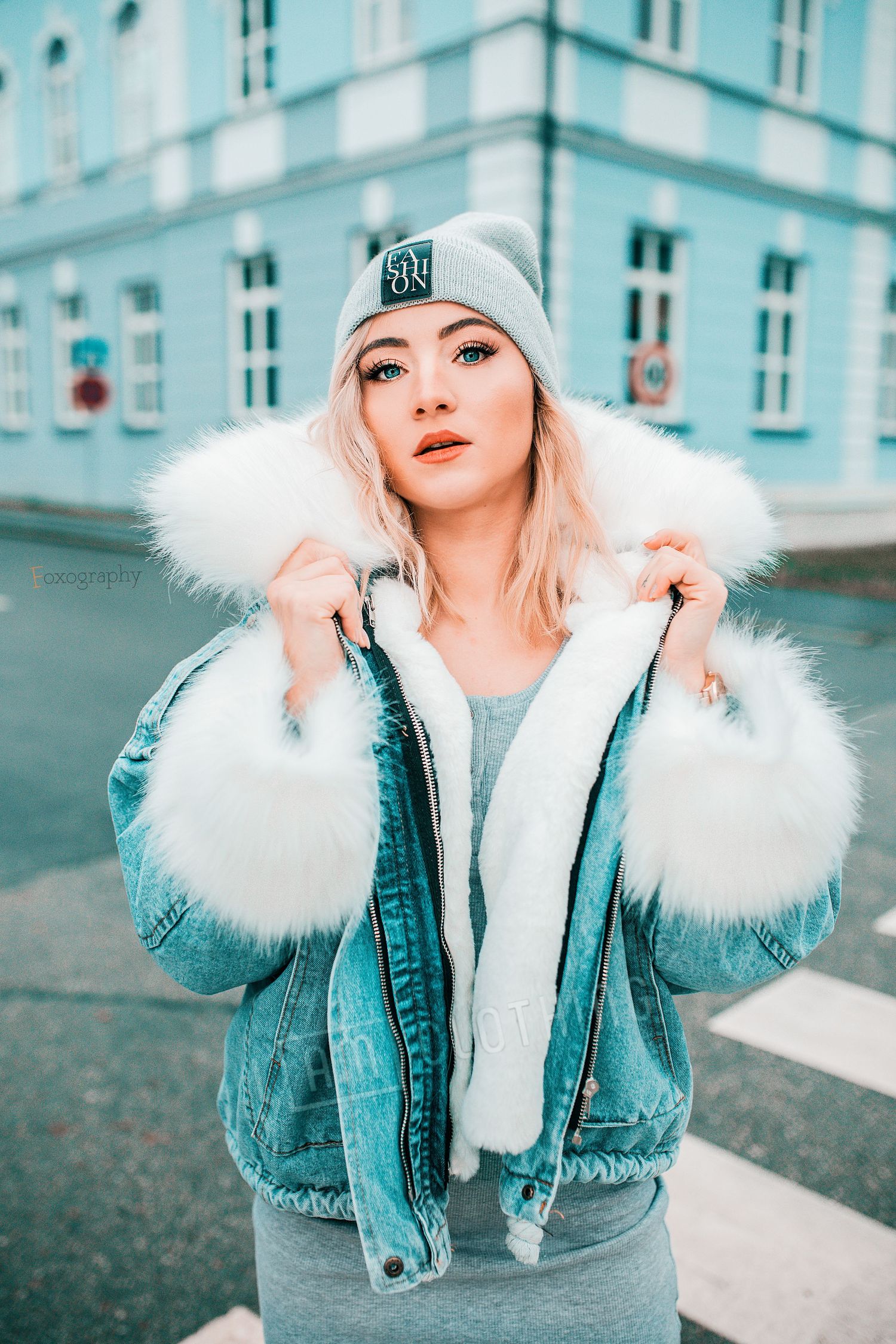 Detailný portrét ženy v zimnej čiapke a bunde s výraznou kožušinou. Profesionálna zimná portrétna fotografia v Žiline.