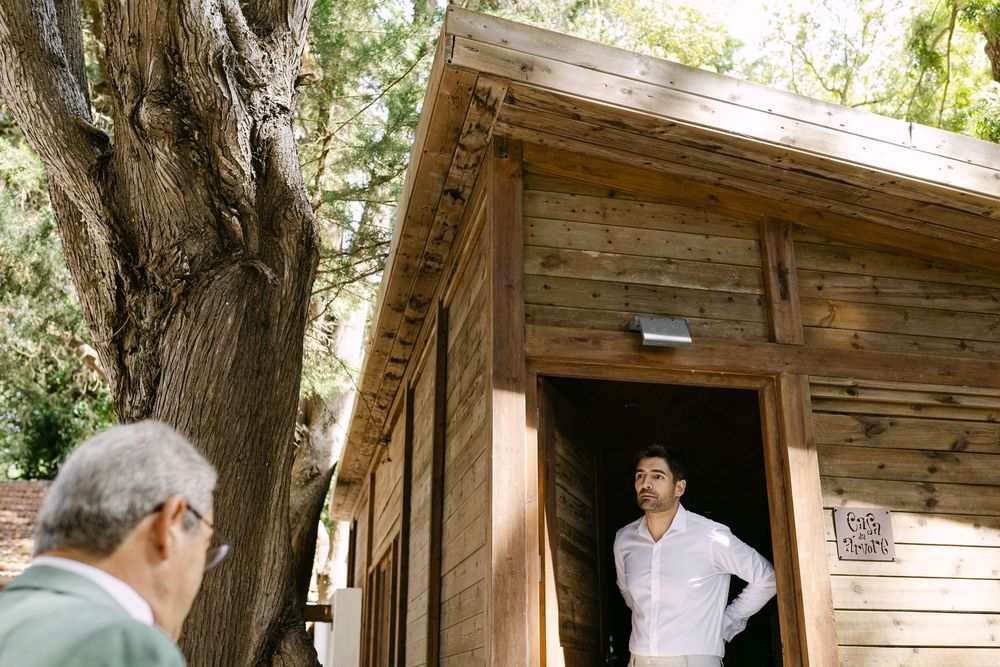 Groom before getting ready in the treehouse at Alenquer