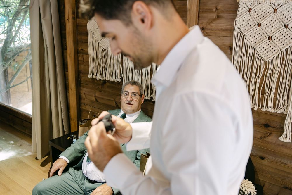 Groom getting ready in the treehouse at Alenquer