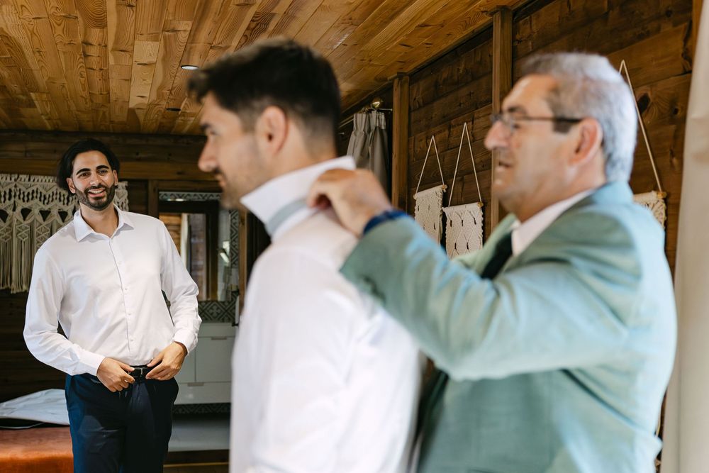 Groom adjusting jacket inside Quinta da Bichinha treehouse