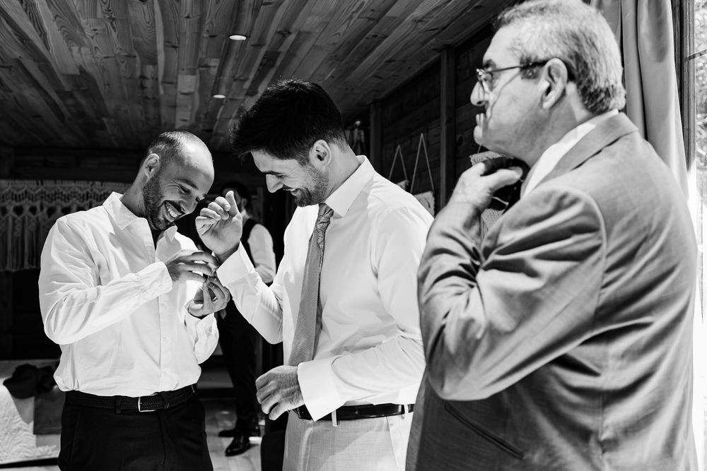 Groom preparing for wedding in treehouse in Alenquer