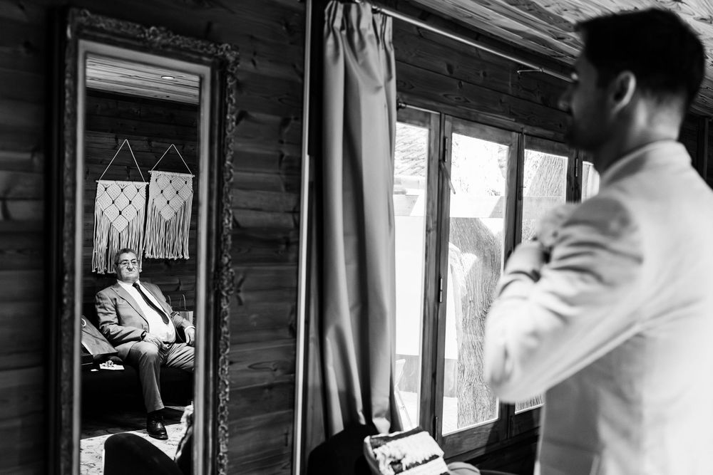 Groom getting ready in the treehouse at Quinta da Bichinha