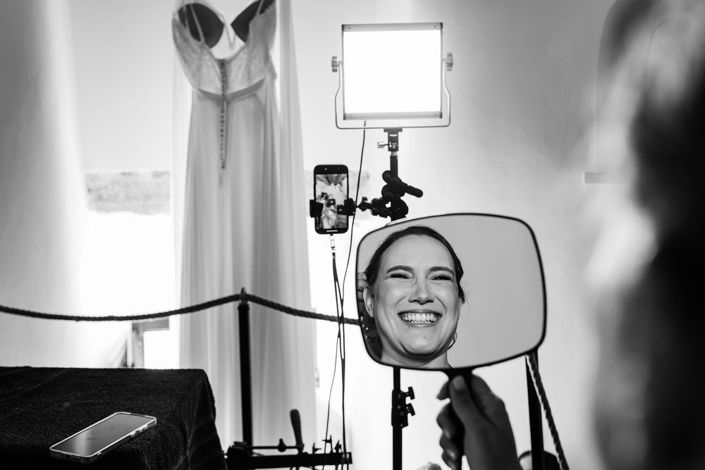 Makeup moment at windmill accommodation in Alenquer