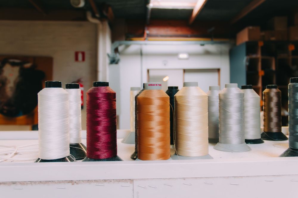 Kleurrijke garenklossen in een atelier.