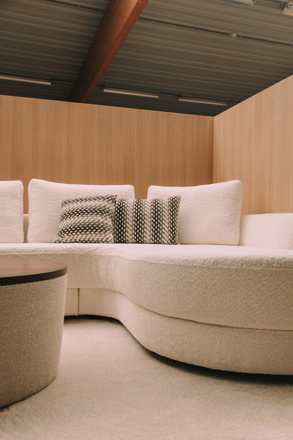 Witte gebogen zetel in showroom.
