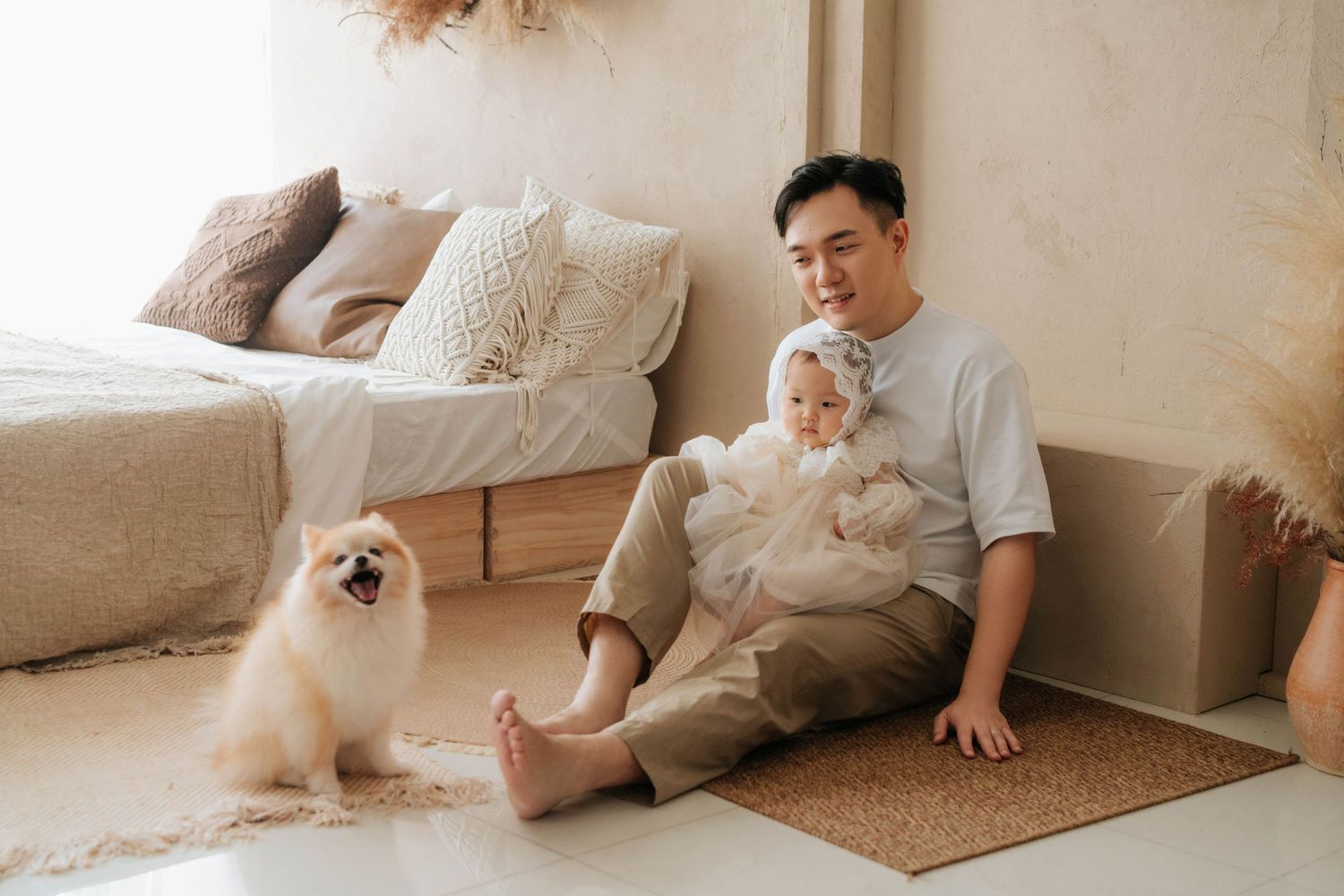 A series of candid moments showing a person playing with a fluffy white dog on a beige carpet at home.一系列抓拍瞬間，展現了一個人在家中米色地毯上與一隻毛茸茸的白色小狗玩耍的場景
