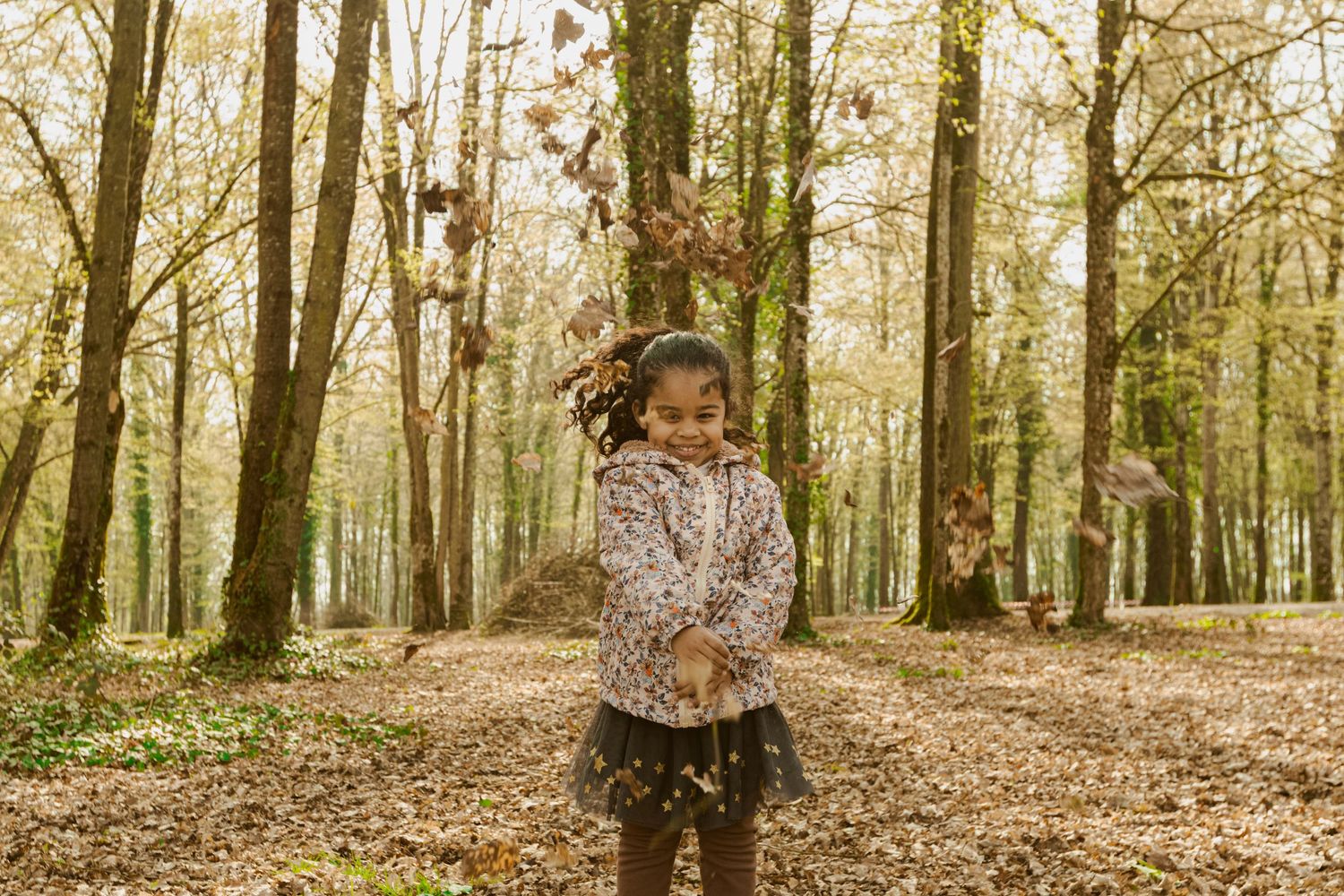 Petite fille qui joue dans la forêt au lac du Der, dans la Marne
